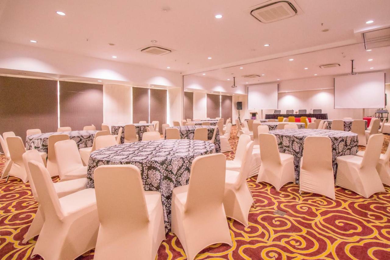 Mercure Pontianak City Center Экстерьер фото